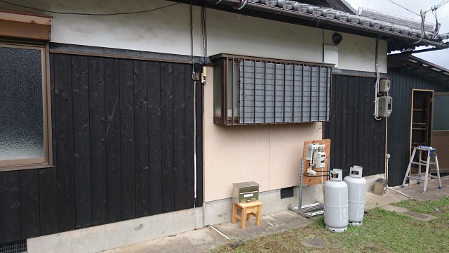 黒の焼き板を貼りました